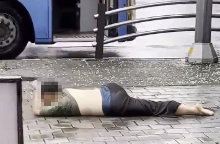 폭우 속 상의 탈의하고 춤추다가 연행되면서도 쉬지 않고 몸 흔든 ‘톰보이 男’ (영상)