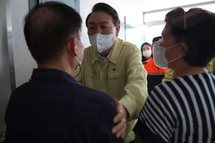 윤석열 대통령 “퇴근하면서 보니 아래쪽 아파트들 침수 시작되더라”