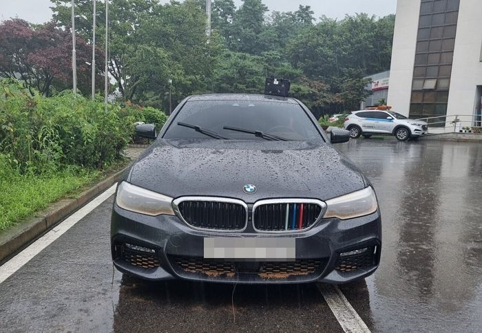 “잘 탔다, 잘 가라” 폭우 속에서 간신히 탈출한 남성이 공개한 BMW 상태 (영상)