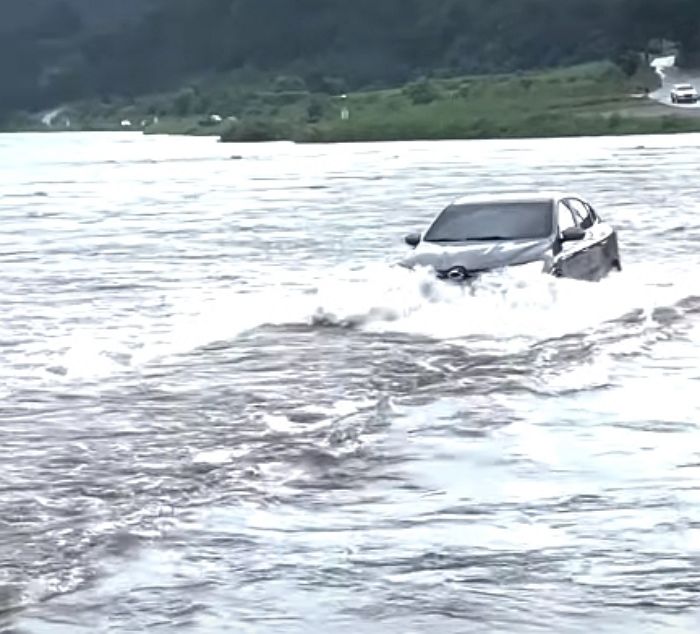 폭우에 강물 불어난 다리 건너려다가 중간에 시동 꺼져 가까스로 탈출한 운전자 (영상)