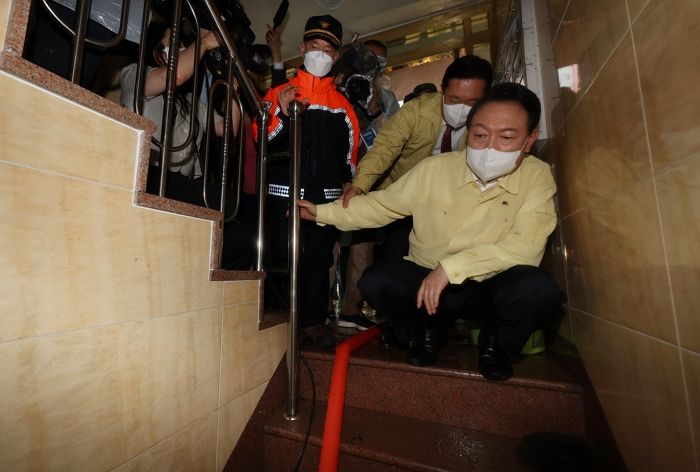 윤 대통령, ‘신림동 반지하 참변’ 가족 잃고 홀로 남은 할머니에 공공주택 제공 지시