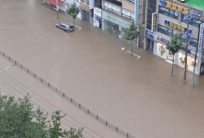 오늘(11일) 오전 시간당 100mm ‘폭우’ 쏟아져 물바다 된 전북 군산 상황