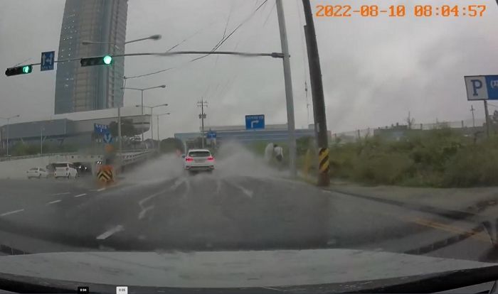물구덩이 앞에서 속도 안 줄이고 달려 뚜벅이 홀딱 젖게 만든 운전자 (영상)
