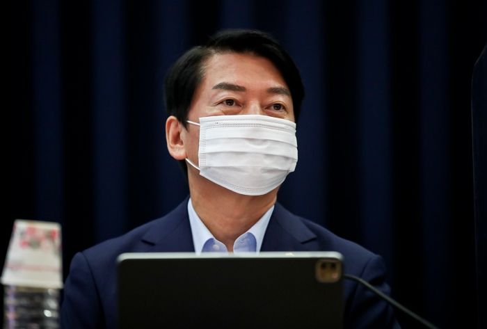 안철수, 민주노총 포스터에 “북한 선전매체 꼭 닮았다...노동자 단체 맞나?”