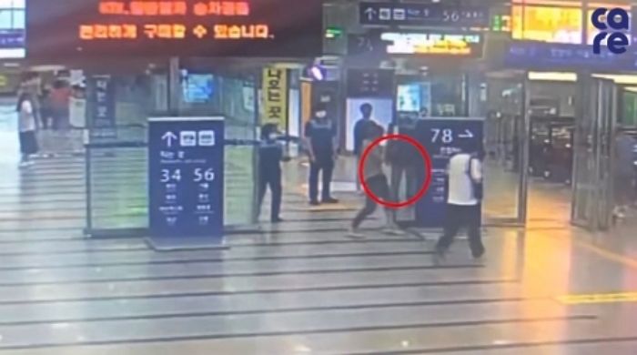 평택역서 포메라니안 담긴 가방 안내판에 패대기치며 ‘학대’한 남성 (영상)