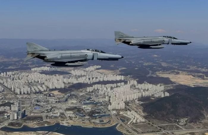 ‘F-4E 전투기’ 추락 조종사들, 엔진 화재 포착하자 육지 대신 ‘바다’로 몰았다