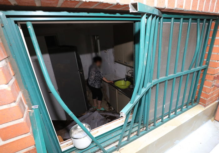 폭우에 참사 빈번한 ‘반지하 주택’ 없앤다는 서울시...시민들 “없애야 vs 놔둬야”