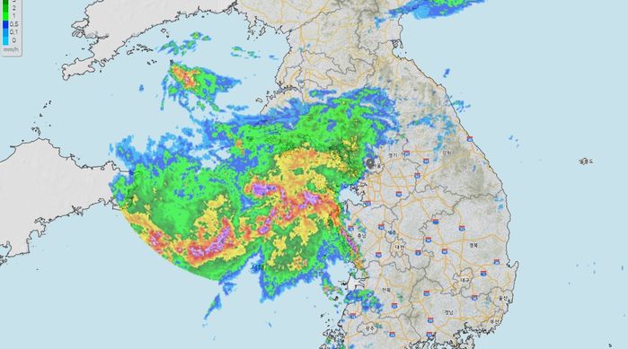 ‘폭우’ 예보된 한반도로 몰려오는 거대한 ‘비구름’ 상황 (사진)