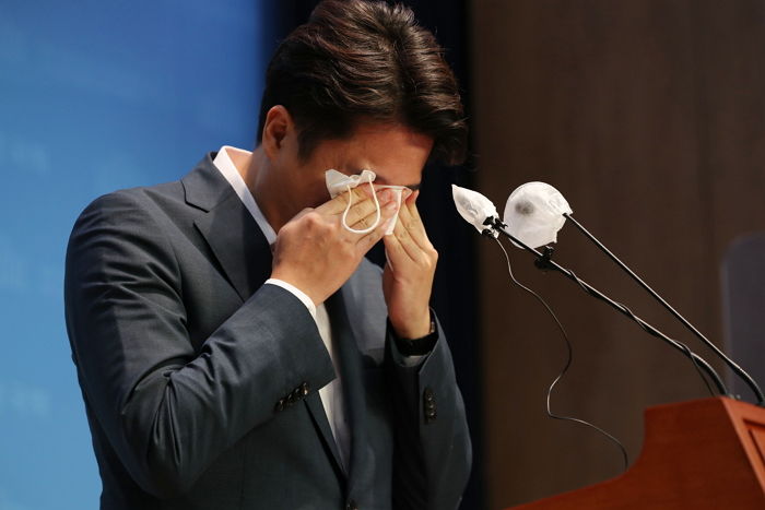기자회견 중 갑자기 터진 눈물에 휴지 대신 마스크로 닦아내는 이준석