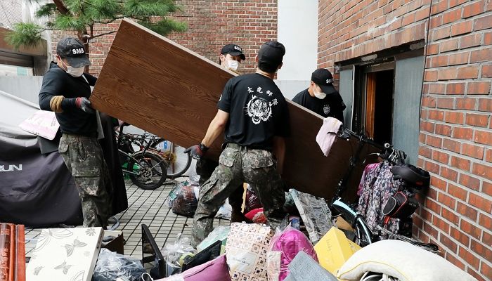 통장에 31000원 남은 청년은 ‘수해현장’ 지원 나온 군인들을 보자 이렇게 행동했다