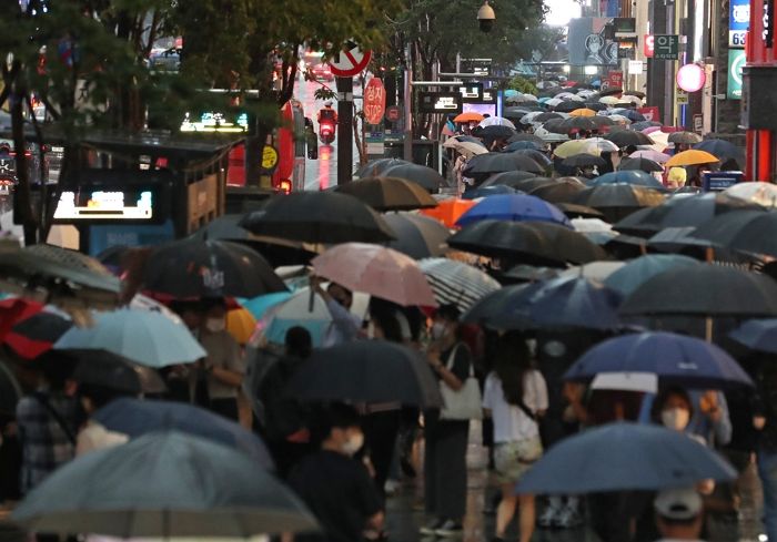 폭우 뚫고 오느라 ‘2분’ 늦은 직원에 “회사 놀러다니냐”며 시말서 쓰게한 상사