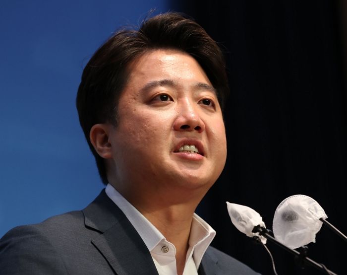 눈물 기자회견 이준석, 공개활동 예고 “내일부터 라디오서 뵙겠다”