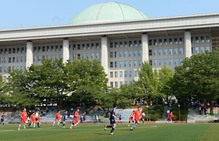 국민의힘 vs 민주당 의원들, 국회운동장에서 ‘축구’로 붙는다