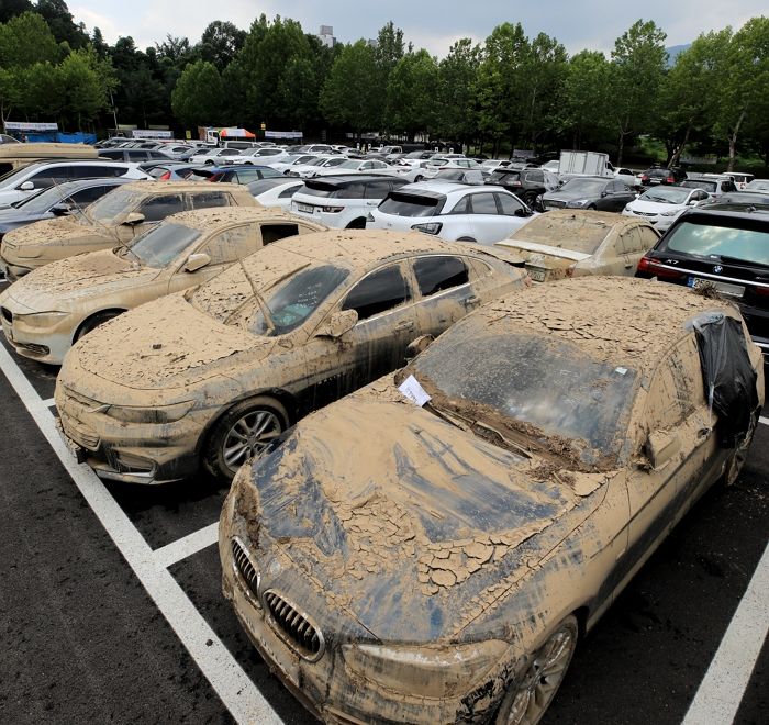 “5억 짜리 페라리 도로 위에 버려져”...폭우로 침수차 신세 된 강남 외제차들