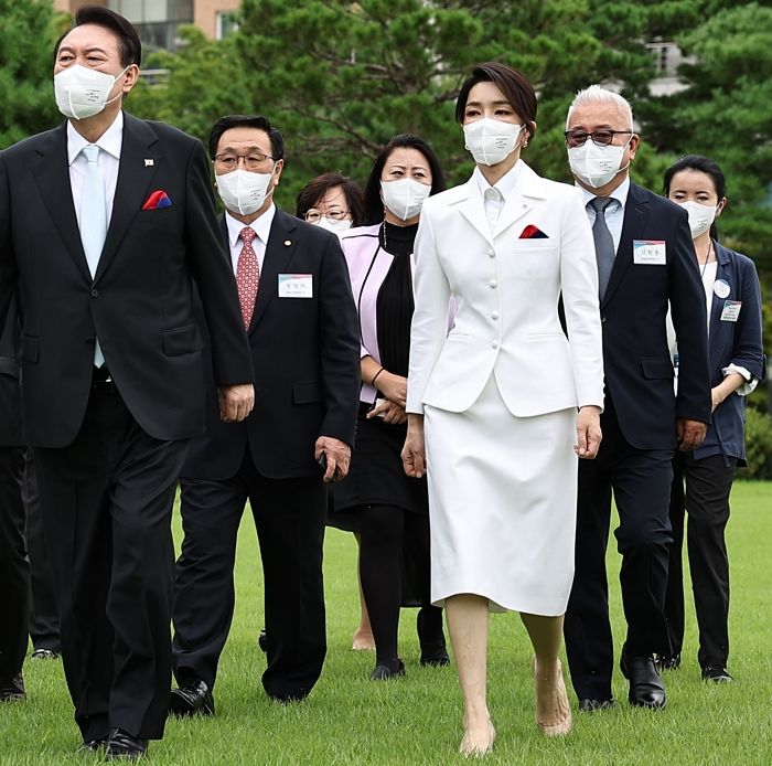 “흰색 정장에 태극문양 행커치프”...센스 있다 반응 터진 김건희 여사 ‘광복절’ 패션