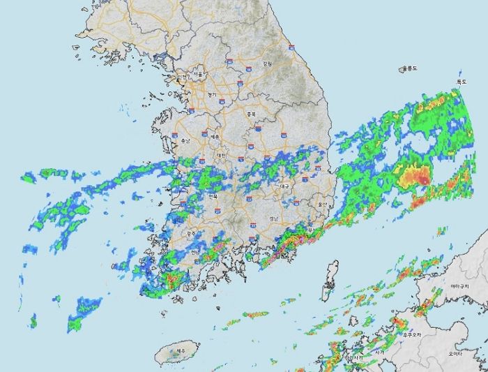 “100㎜ 폭우 쏟아진댔는데 ‘0.9㎜’ 내려”...해도 해도 너무한 기상청에 분노한 시민들