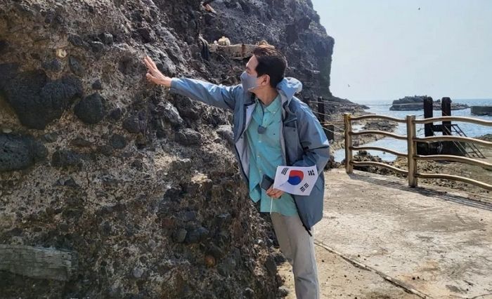 광복절 맞아 태극기 들고 ‘독도’ 방문한 배우...“독립유공자의 헌신 잊지 않겠습니다”