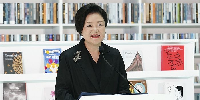 김정숙 여사, 경찰서 찾아가 고소장 직접 제출...“시위자에 협박 당해”