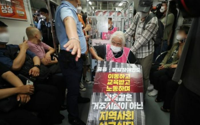 전장연, 오늘(17일) 오전 7시 30분부터 지하철 ‘4호선’ 돌며 출근길 시위