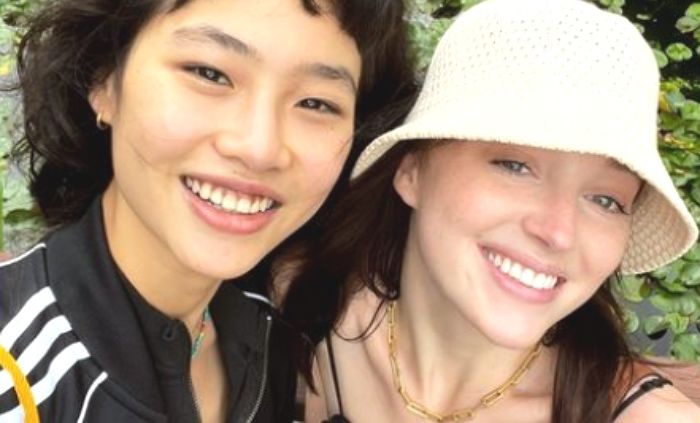 한국 여행 중인 넷플릭스 ‘브리저튼’ 여주 피비 디네버와 휴가 즐긴 ‘글로벌 인싸’ 정호연