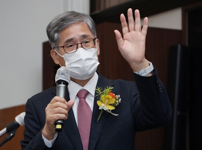 신평 변호사 “김건희 여사 정도 표절 흔해”...공개행보 당부