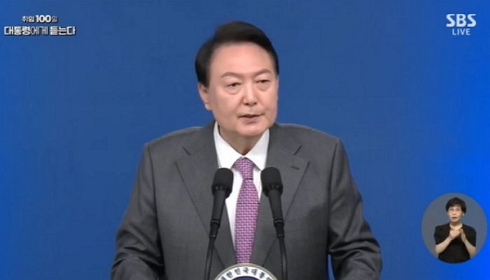 “이준석의 저격, 어떻게 생각하냐?” 질문에 尹 대통령이 멋쩍어 하며 한 말