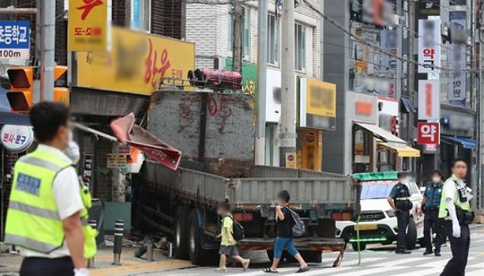 술 마신 채 ‘14톤 트럭’ 몰다 상가 정육점으로 돌진한 운전자