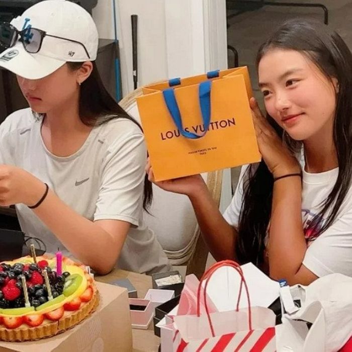 16살 생일 맞아 명품 루이비통 선물 받고 인증샷 찍은 ‘이동국 딸’ 재시·재아