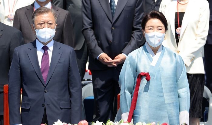 “文 전 대통령, 김정숙 여사 ‘커터칼 난동’ 후 스트레스 커져 큰 걱정”