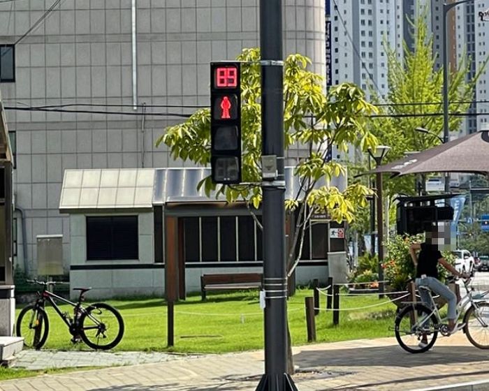 전국 최초로 ‘빨간불’ 남은 시간 알려주는 신호등 설치한 의정부
