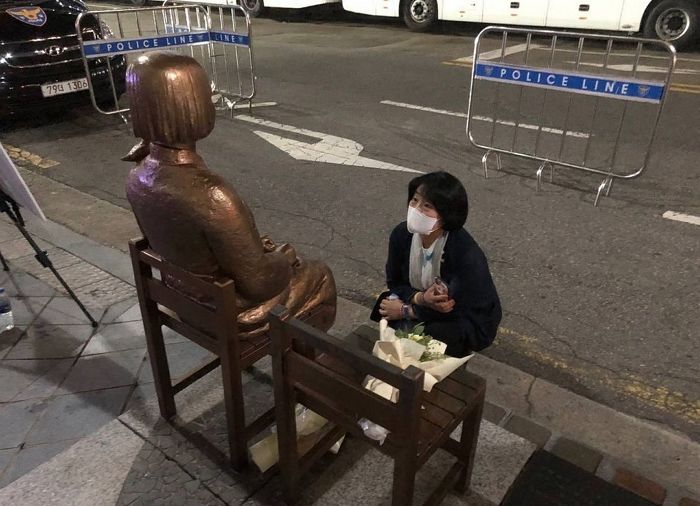 한밤중 차 끌고 ‘소녀상’ 찾아갔다며 인증샷 공개한 윤미향