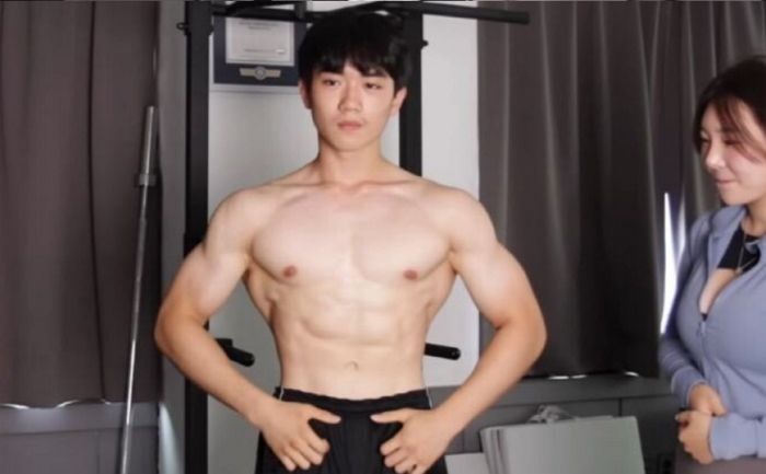 몸짱 누나 입틀막하게 만든 3년간 홈트만 한 고1 남학생의 몸 (영상·사진)