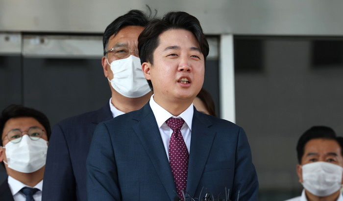 이준석 “윤핵관 정계 은퇴하도록 도와달라”