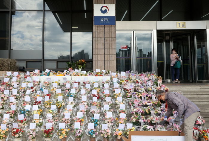 “검수원복 해주셔서 감사합니다” 취임 100일 맞아 한동훈 장관 앞으로 온 축하 꽃다발