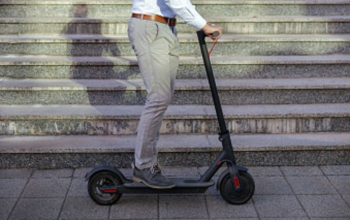 술 마신 채 ‘전동킥보드’ 타다 넘어진 50대 일용직 남성, 다음날 시신으로 발견