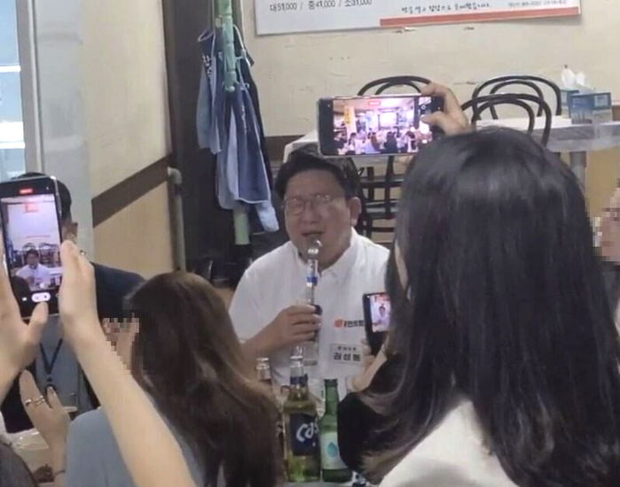 “尹 대통령도 술 안마셨는데”...권성동, 연찬회 ‘술판 뒤풀이’ 사진 온라인서 확산