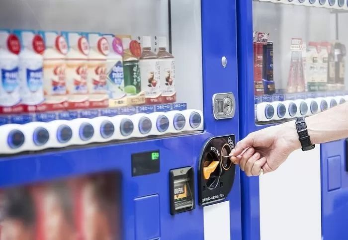 부산 한 자판기서 캔음료 뽑아먹은 중학생 ‘복통’ 호소...유통기한 7년 지난 음료였다