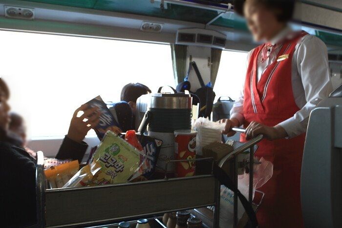 추석날 할머니댁 갈 때  ‘콜라+계란’이 진리었는데...지금은 사라진 기차 안 ‘간식카트’