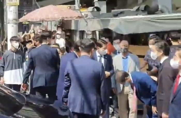 대구 온 尹 대통령 찾아가 90도 직각 인사한 ‘사시 9기’ 선배 홍준표