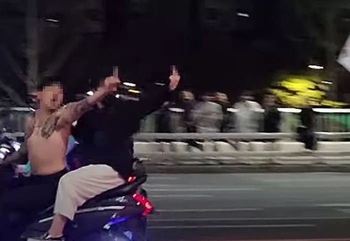 경찰 향해 ‘손가락 욕’ 날리는 한국 폭주족...만약 일본이었다면?