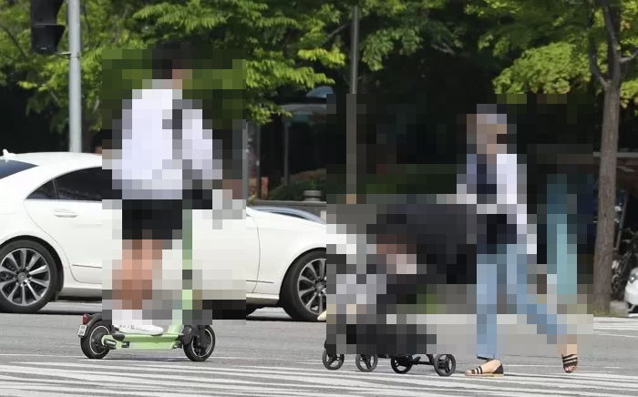 ‘음주 킥보드’ 타다 행인 친 20대 법정에 불려갔다...사고 내용 들은 판사가 내린 판결