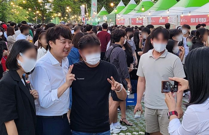 “다들 제정신 아냐” 작심 발언 한 이준석, 밝은 표정으로 ‘떡볶이 축제’ 등장했다