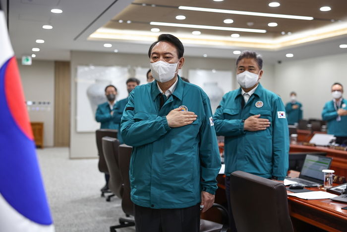 윤석열 대통령이 공식 석상에 입고 등장한 ‘신상 가을 점퍼’의 정체