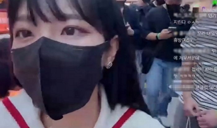 야외방송하는 트위치 여캠 쵸단 ‘줄지어’ 따라다니는 남성들 (영상)