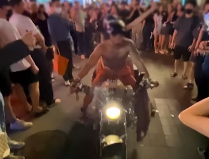 ‘비키니 오토바이 커플’ 강남 경찰서 조사 마치고 또다시 비키니 입고 이태원 질주