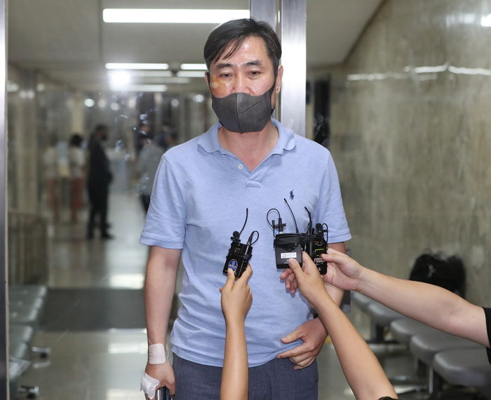 국민의힘 ‘비공개 의총’ 중 밖으로 나온 하태경 의원 손목·얼굴 상태 (사진)