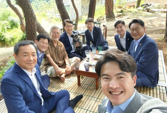 文 사저 찾은 민주당 의원들...“경호구역 확대에도 여전히 괴로운 상황”