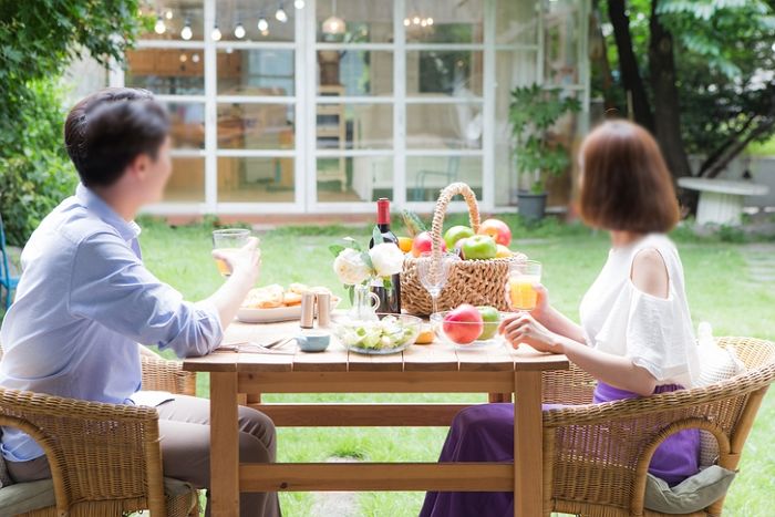 소개팅 2주 만에 ‘생로랑 클러치 백’ 사달라 카톡 보낸 女, 남성은 큰 고민에 빠졌다