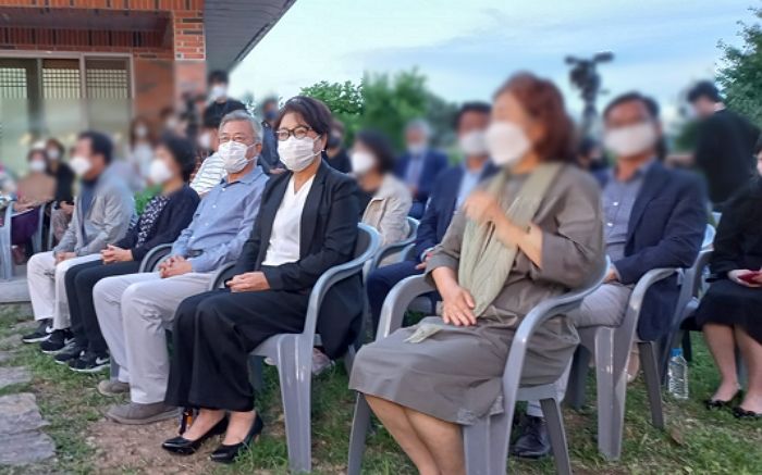 주민들 사이 나란히 앉아 음악회 즐긴 文 부부...“모처럼 치유와 위로의 시간”