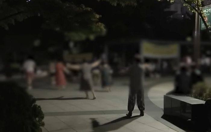 구로 시민공원에 밤마다 되면 ‘중국 노래’ 틀어놓고 떼거지로 광장춤 추는 중국인들 (영상)